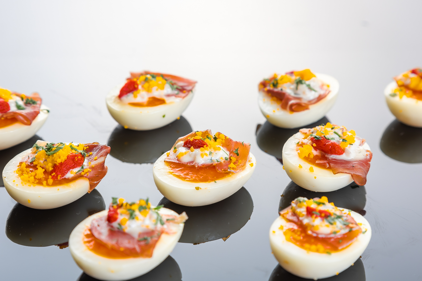 生ハムと半熟風たまごのいぶりガッコ入りクリームチーズソース