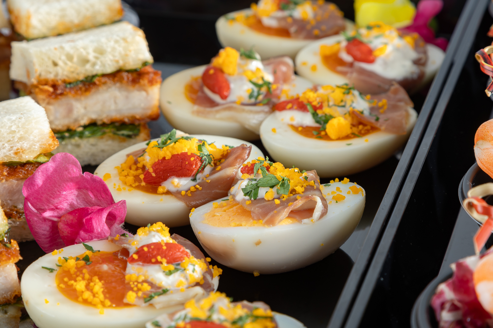 生ハムと半熟風たまごのいぶりガッコ入りクリームチーズソース