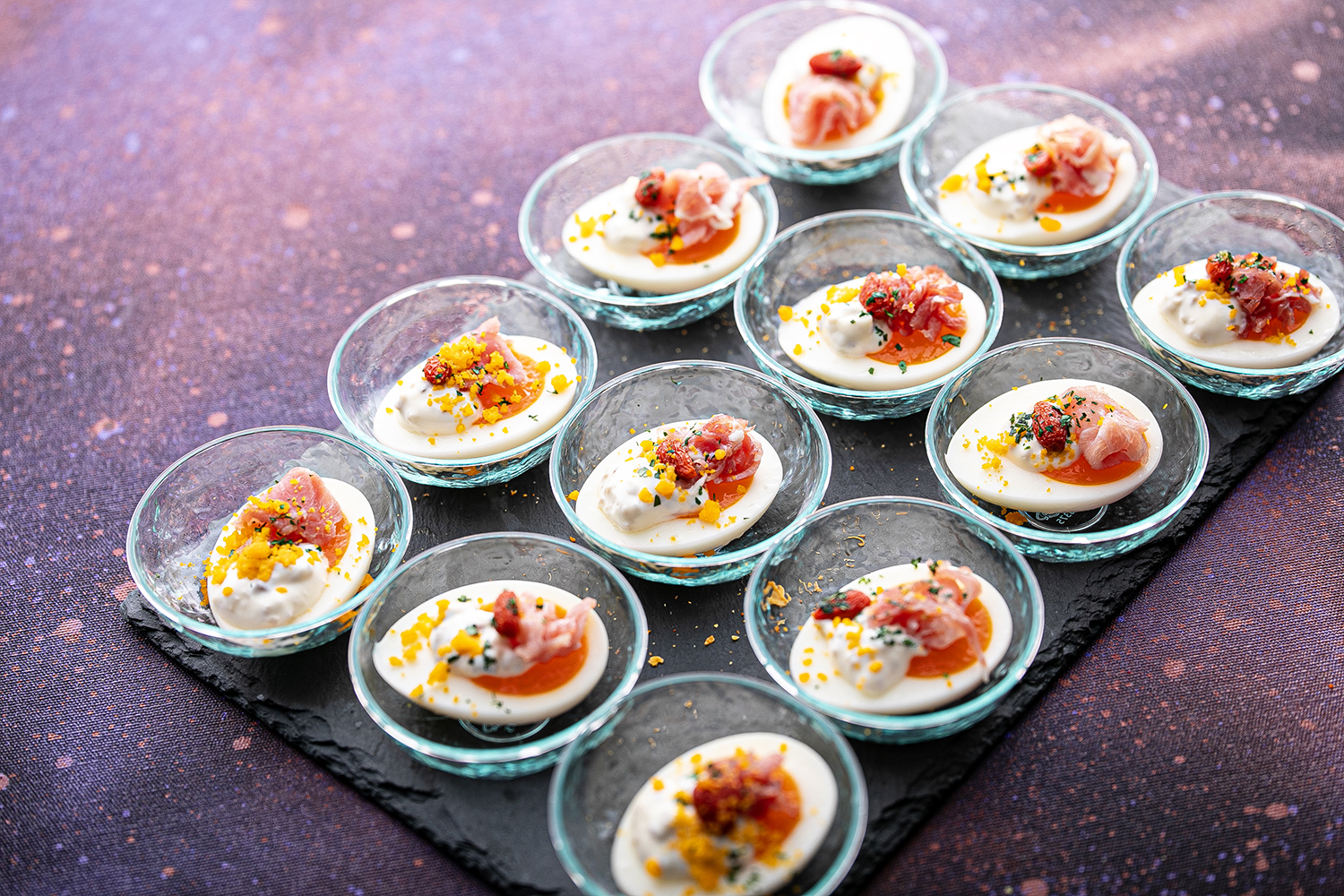 生ハムと半熟風たまごのいぶりガッコ入りクリームチーズソース