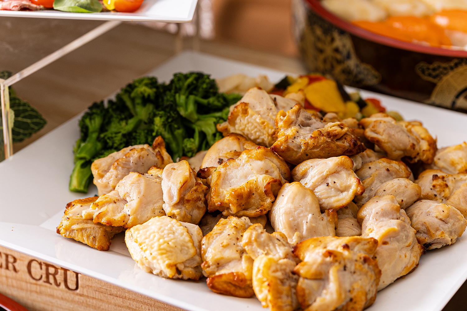 ローストチキンと彩り野菜～完熟トマトのソース～