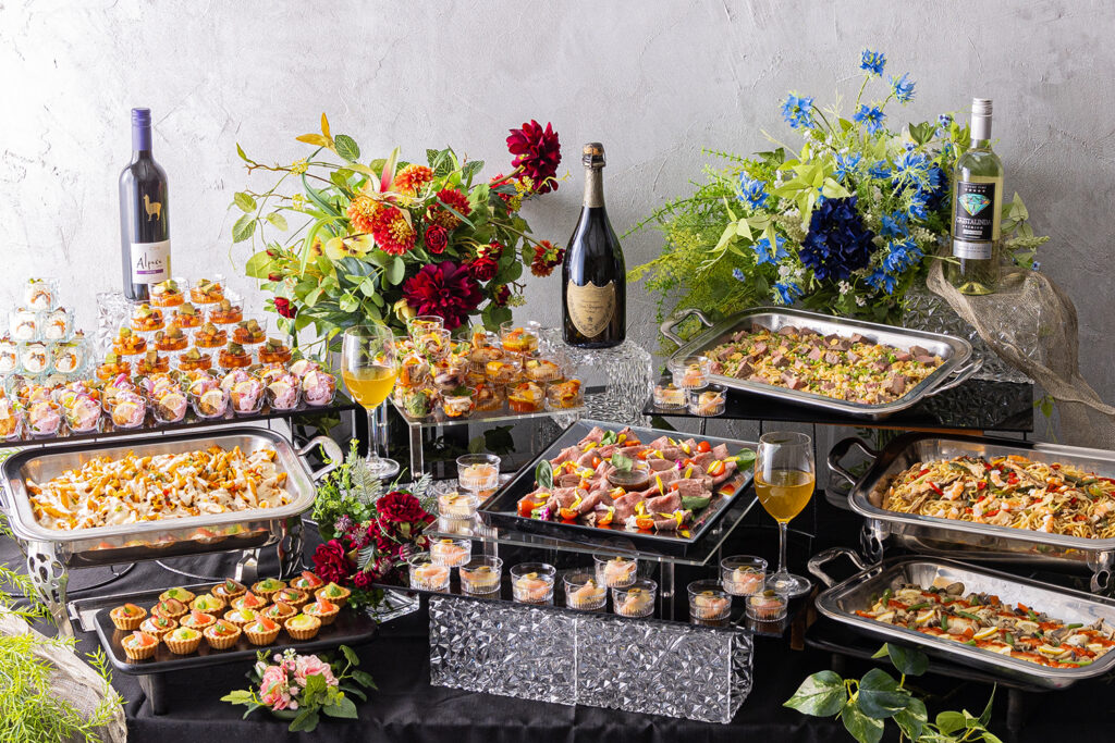 前菜、ローストビーフ、温製料理、タルトを並べたMAJESTICの公式商品写真
