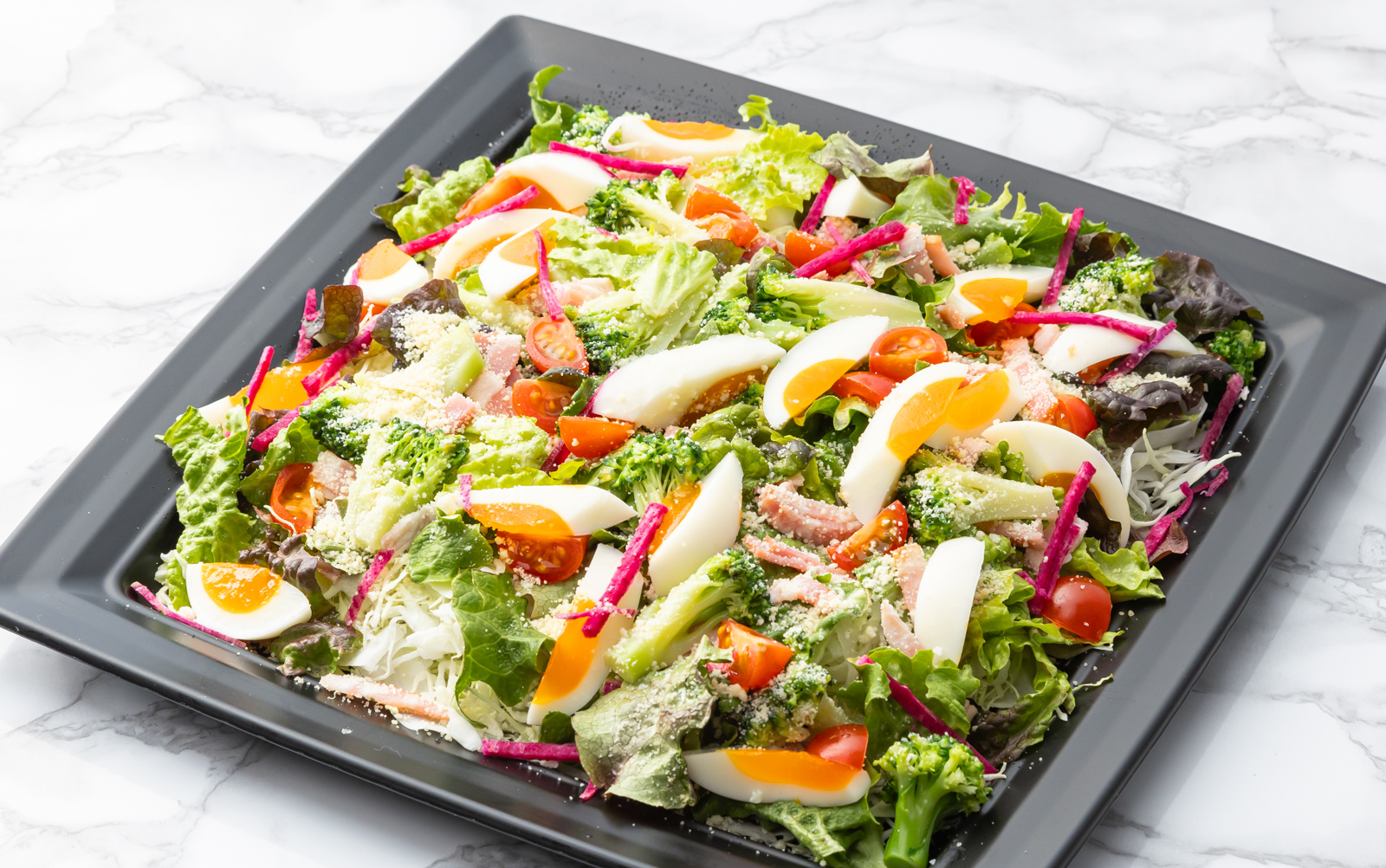 半熟卵とベーコンのシーザーサラダ