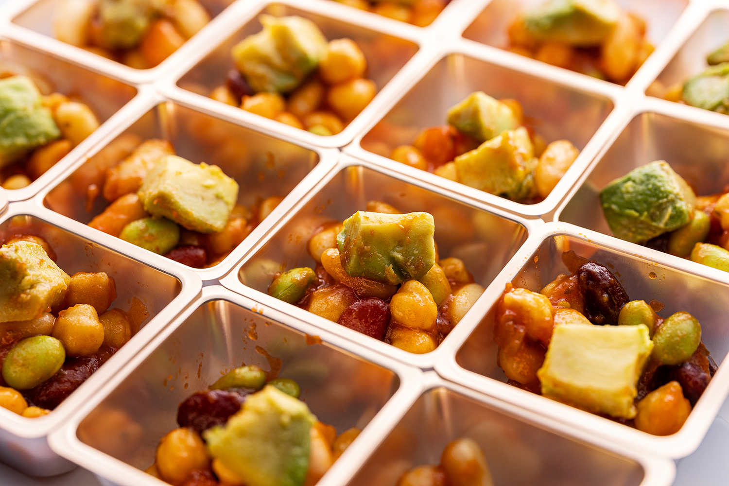 ミックスビーンズのトマト煮とアボカド