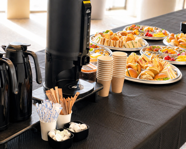 コーヒーサーバーと軽食を並べたBREAKのコーヒーブレイク