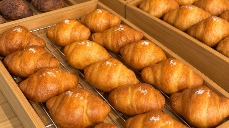 木のトレーに並ぶLAZY SUNDAY BAKERYのパン