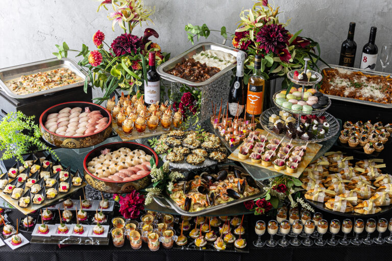 料理と花で華やかに飾られたMr.BUFFETのビュッフェ